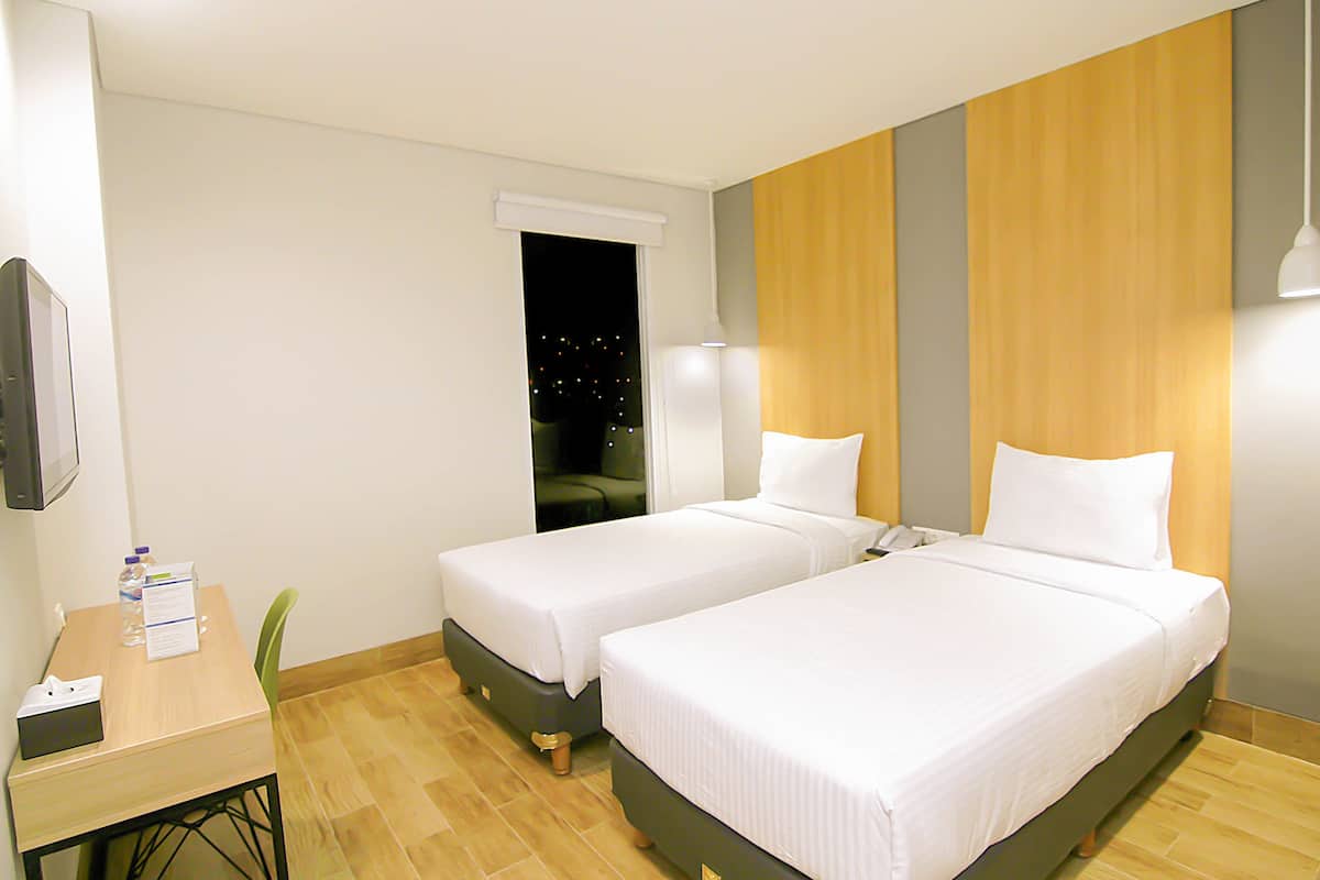 Superior Twin Room, 2 Katil Bujang (Single), Non Smoking, City View | Peti besi dalam bilik, dilengkapkan perabot secara berasingan, meja