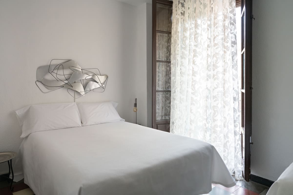 Tremannsrom, delt bad (outdoor balcony to Cuesta Gomerez ) | Sengetøy av topp kvalitet, memory foam-senger og strykejern/-brett