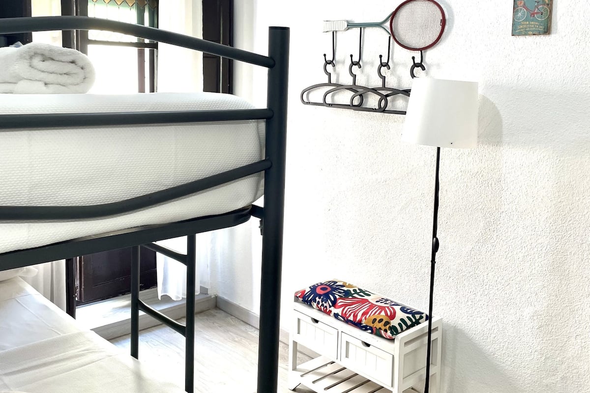Dobbeltrom, delt bad (outdoor balcony to Cuesta de Gomerez) | Sengetøy av topp kvalitet, memory foam-senger og strykejern/-brett
