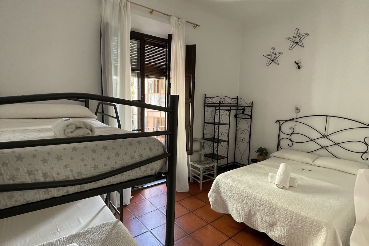Quadruple Room, Shared Bathroom (outdoor balcony to Cuesta de Gomerez) | Premium bedding, memory foam beds, iron/ironing board, cribs/infant beds