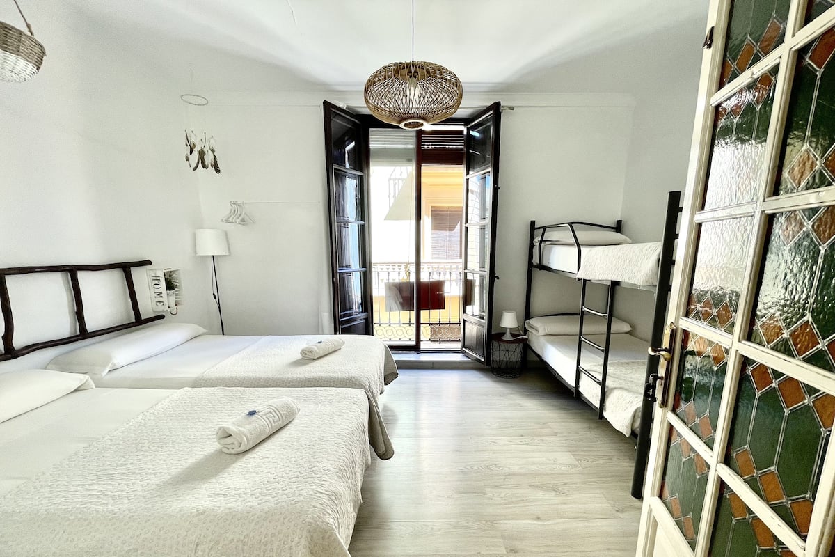 Quadruple Room, Shared Bathroom (outdoor balcony to Cuesta de Gomerez) | Premium bedding, memory foam beds, iron/ironing board, cribs/infant beds
