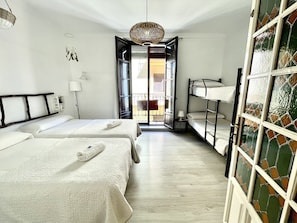 Quadruple Room, Shared Bathroom (outdoor balcony to Cuesta de Gomerez) | Premium bedding, memory foam beds, iron/ironing board, cribs/infant beds - Pensión Venecia Gomerez (Granada)