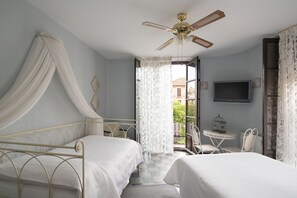 ห้องทริปเปิล, ห้องน้ำส่วนตัว (outdoor balcony to Plaza Nueva) | เครื่องนอนระดับพรีเมียม, เตียงเมมโมรีโฟม, เตารีด/โต๊ะรีดผ้า