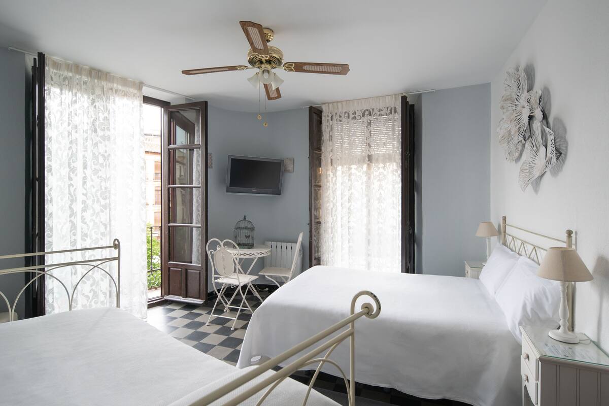 Tremannsrom, privat bad (outdoor balcony to Plaza Nueva) | Sengetøy av topp kvalitet, memory foam-senger og strykejern/-brett
