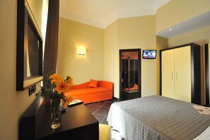 In-room safe, desk, iron/ironing board, free cribs/infant beds - Cenci Bed & Breakfast (Rome)