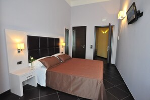 In-room safe, desk, iron/ironing board, free cribs/infant beds - Cenci Bed & Breakfast (Rome)