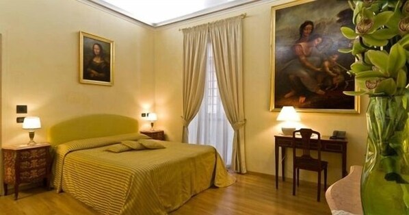 Zimmersafe, Schreibtisch, Bügeleisen/Bügelbrett, kostenlose Babybetten