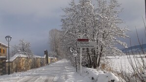 Un sentier enneigé, agrémenté de panneaux indicateurs pointant vers « Boleir » et « Mas d’Aravó ».