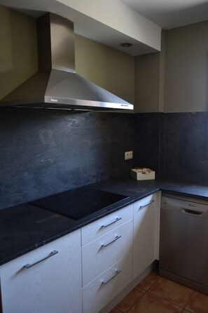Full-size fridge, microwave, stovetop, dishwasher - Mas d'Aravó (Bolvir)