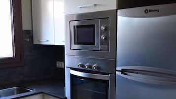 Full-sized fridge, microwave, stovetop, dishwasher