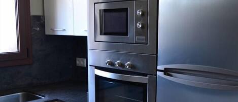 Full-size fridge, microwave, stovetop, dishwasher