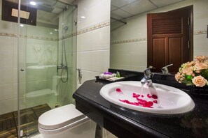 Shower, free toiletries, hair dryer, slippers - Parklane Hanoi Hotel (Hanoi)