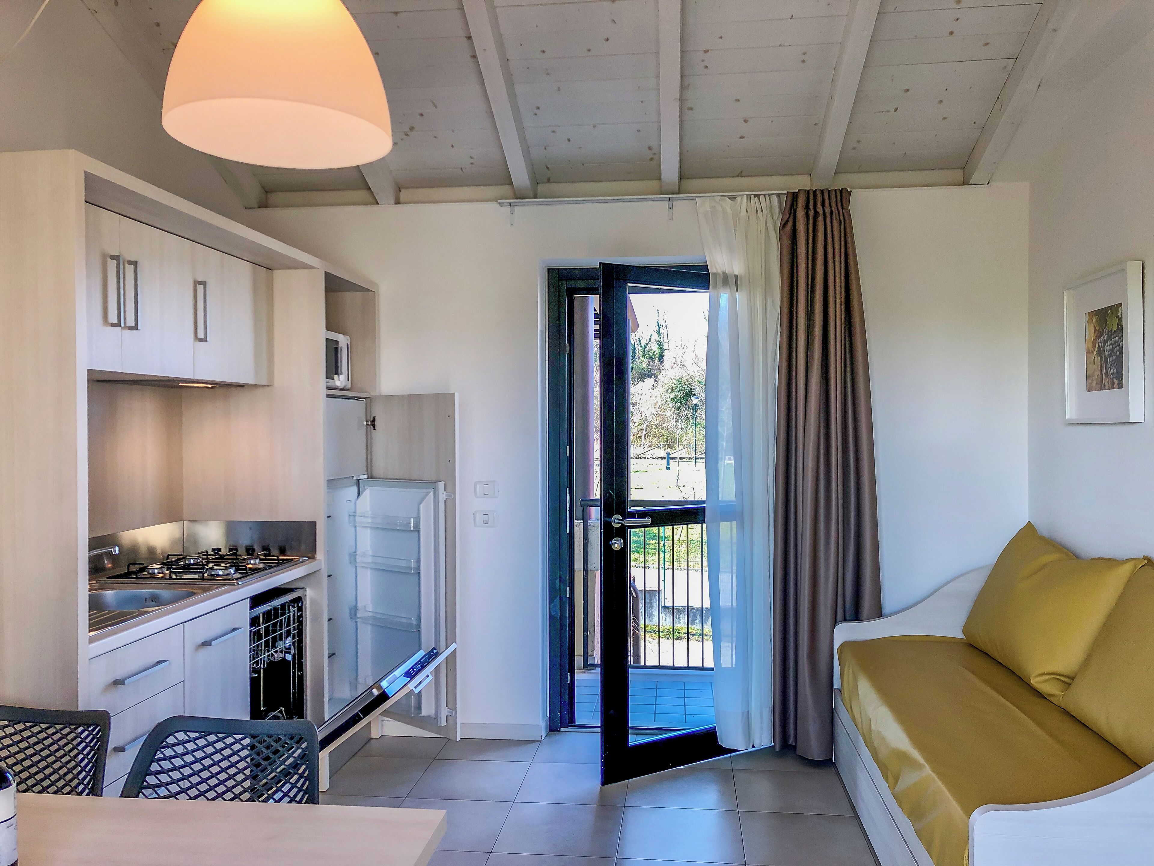 Apartamento superior, 2 habitaciones (1° Floor) | Cocina privada | Frigorífico grande, microondas, placa de cocina y utensilios de cocina