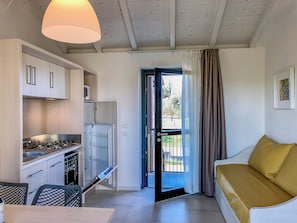 Appartement supérieur, 2 chambres (1° Floor) | Cuisine privée | Réfrigérateur grande capacité avec congélateur, four à micro-ondes