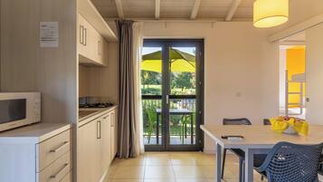 Standard Apartment, 2 Bedrooms (1° Floor) | Living area | 19-inch flat-screen TV with satellite channels, TV, ping pong