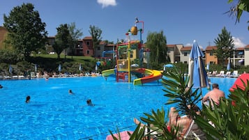 Piscine extérieure, parasols de plage, chaises longues