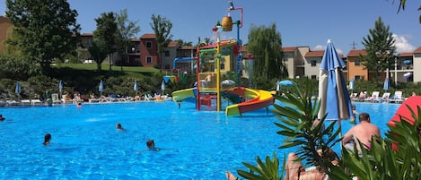 Piscine extérieure, parasols de plage, chaises longues