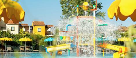 Piscina stagionale all'aperto, ombrelloni da piscina, lettini