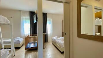 Familienapartment, 2 Schlafzimmer (Ground Floor) | 2 Schlafzimmer, Zimmersafe, Bettwäsche