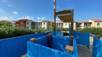 Área de juegos infantiles al aire libre