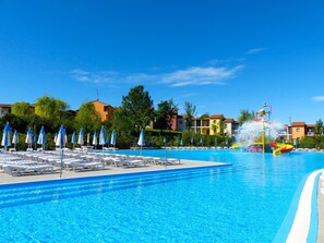 Seasonal outdoor pool, pool umbrellas, pool loungers - Belvedere Village (Castelnuovo del Garda)