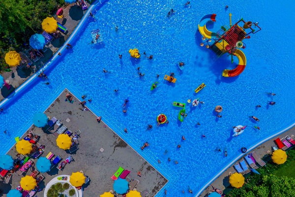 Seasonal outdoor pool, pool umbrellas, sun loungers
