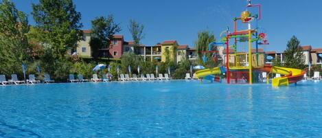 Piscine extérieure (ouverte en saison), parasols de plage