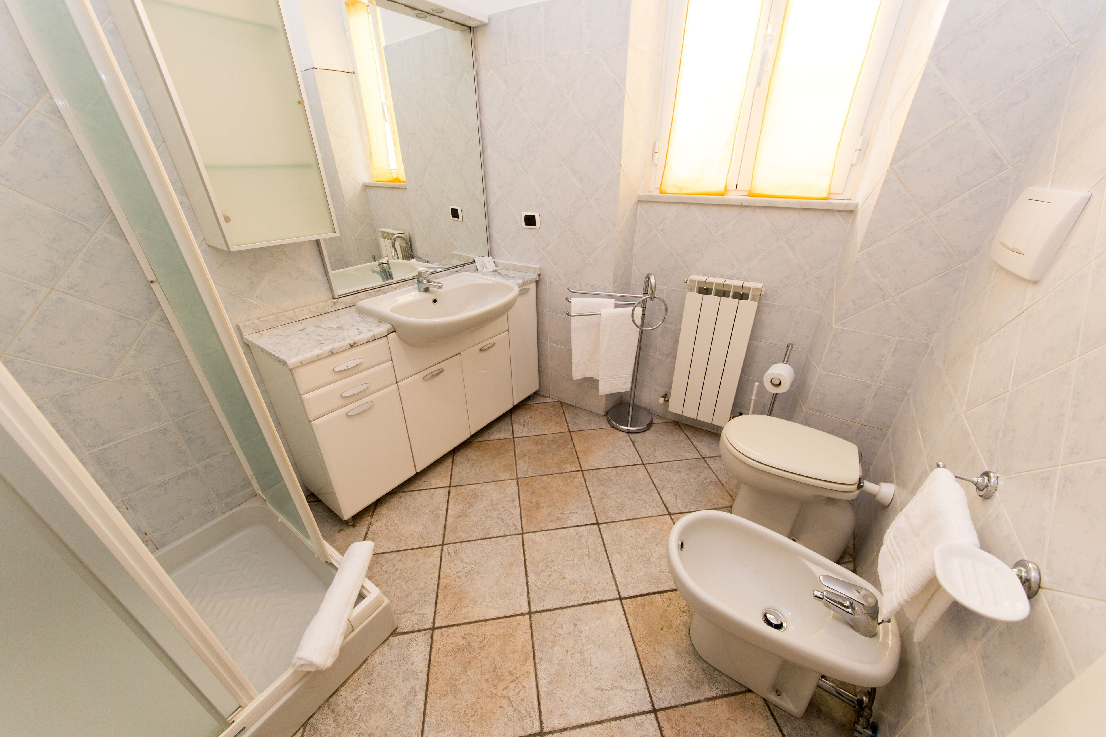 Ein Badezimmer mit Waschbecken, Toilette und Dusche.
