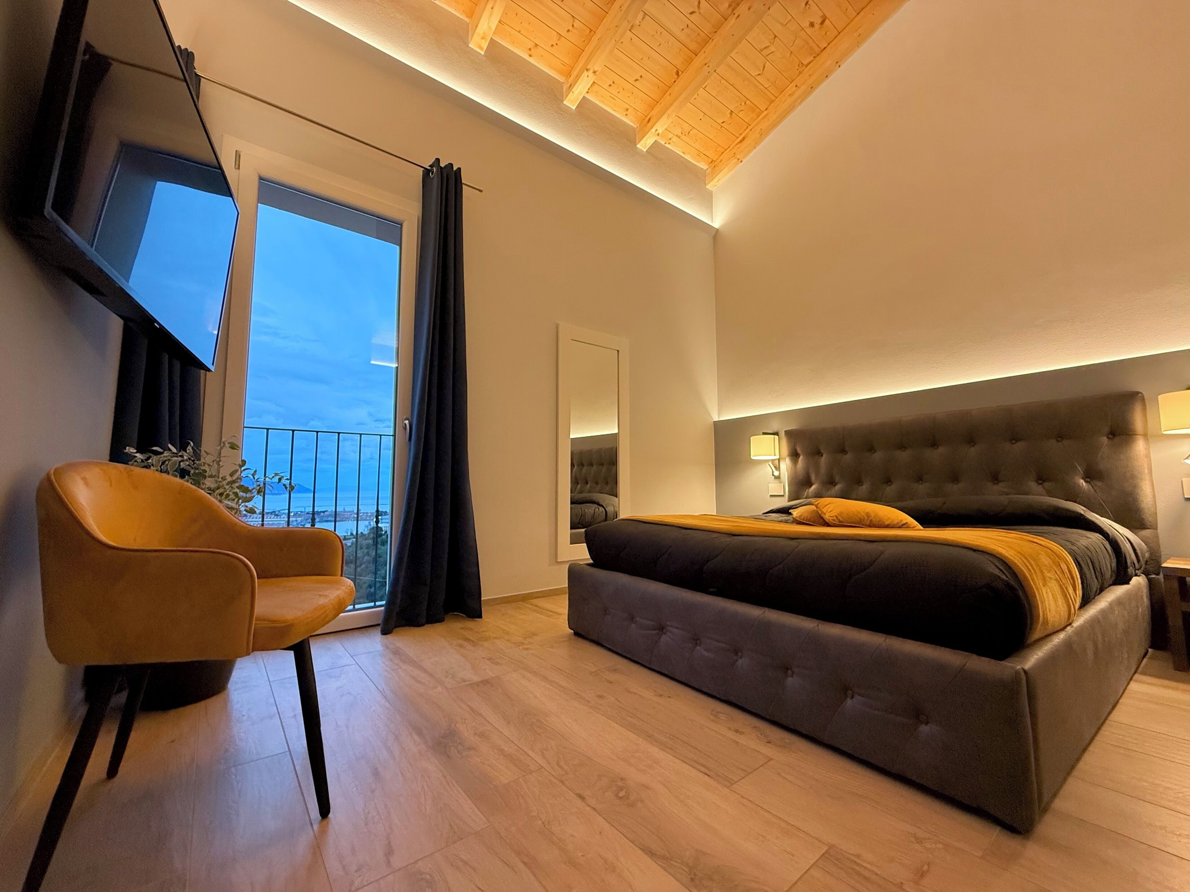 ميني بار ومكتب وواي فاي مجانًا وملاءات أسرّة