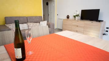 Camera Familiare con Vista Mare, Edificio Separato | Wohnbereich | Flachbildfernseher