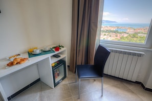 Double Room, Sea Facing | Minibar, desk, free WiFi, bed sheets - 88 Miglia (La Spezia)