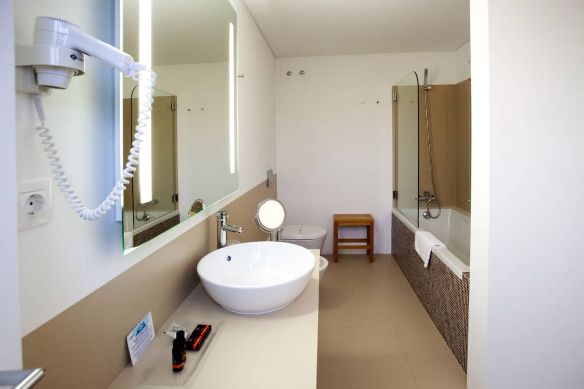 premium double room | bathroom | free toiletries, hair dryer, towels