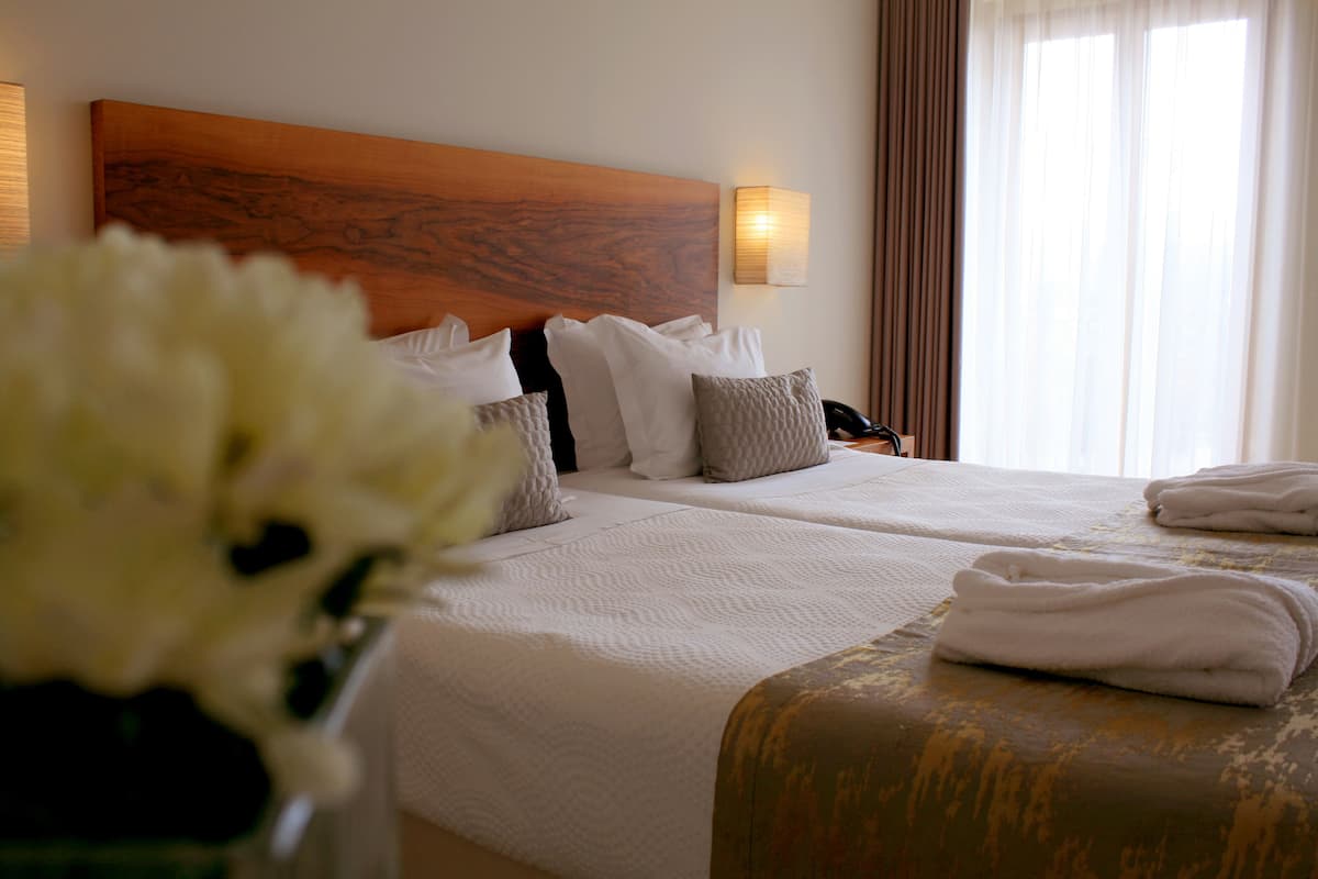 premium twin room | premium bedding, in-room safe, individually decorated, desk
