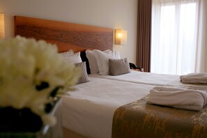 Chambre Prestige avec lits jumeaux | Literie de qualité, coffre-fort, décor unique, bureau