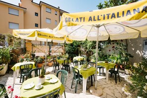 Outdoor dining - Hotel Cala Di Forno (Orbetello)