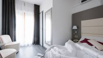 Minibar, caja de seguridad en la habitación y escritorio