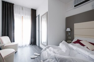 Minibar, värdeförvaringsskåp på rummet och skrivbord