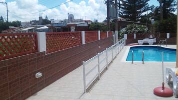 Piscina all'aperto, con ingresso dalle 10:00 alle 19:00, lettini