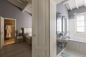 Egyptian cotton sheets, premium bedding, down duvets, pillow-top beds - Cavalieri Palace Luxury Residences (Florence)