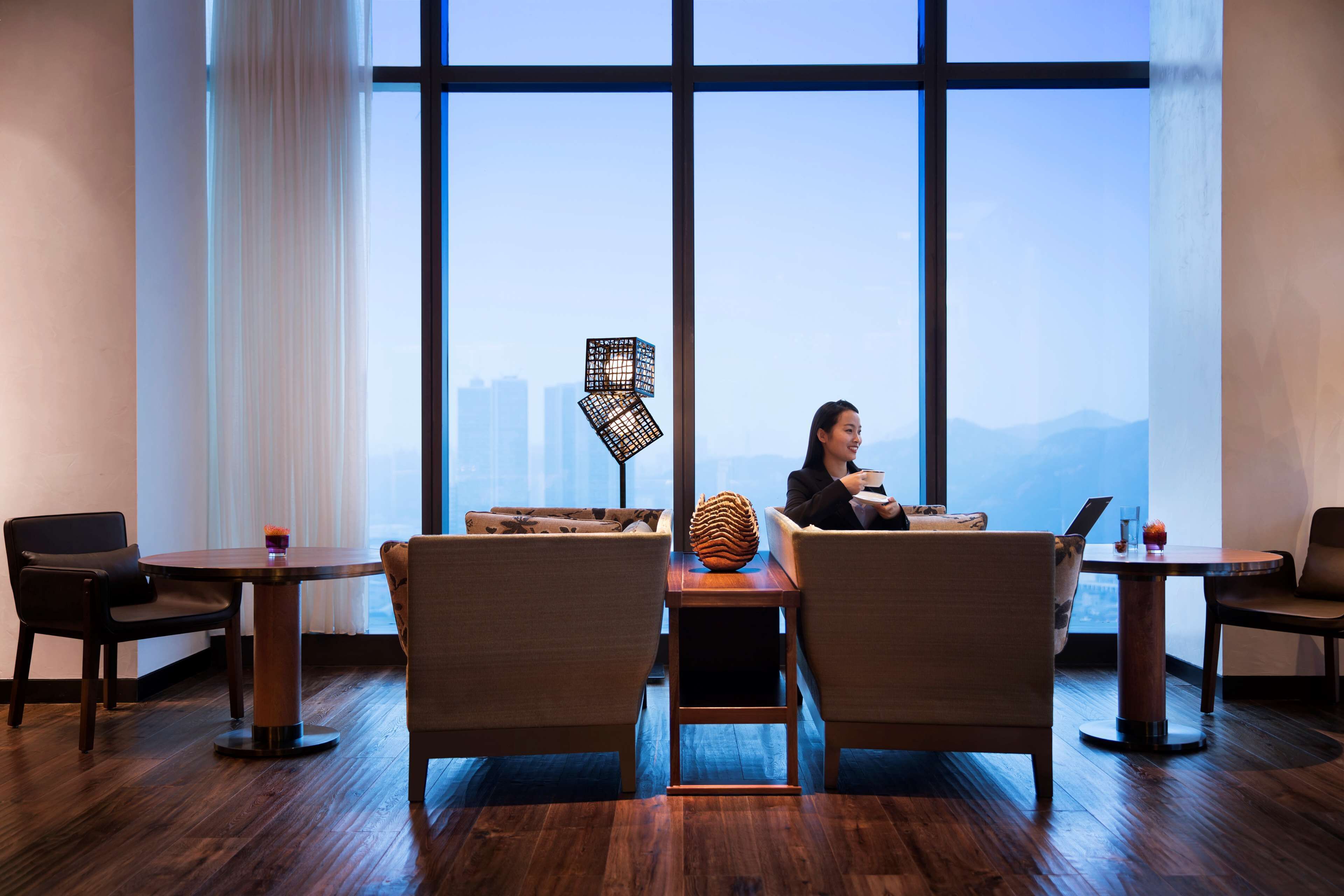 2 bars/lounges, lobby lounge