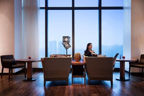 2 Bars/Lounges, Lobby-Lounge