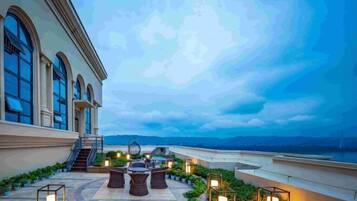 Minibar, in-room safe, iron/ironing board, Internet