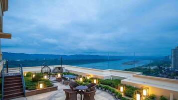 Minibar, in-room safe, iron/ironing board, Internet