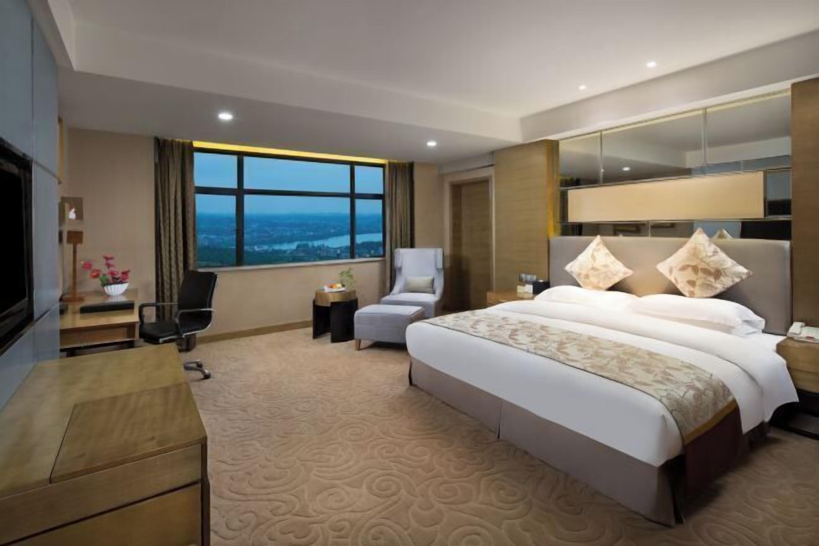 Minibar, in-room safe, iron/ironing board, Internet