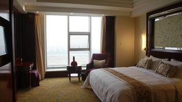 Minibar, in-room safe, iron/ironing board, Internet