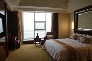 Minibar, coffre-fort, fer et planche à repasser