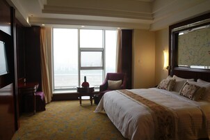 Minibar, caja fuerte, tabla de planchar con plancha y Internet