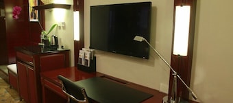 Yuji Royal Grand Hotel