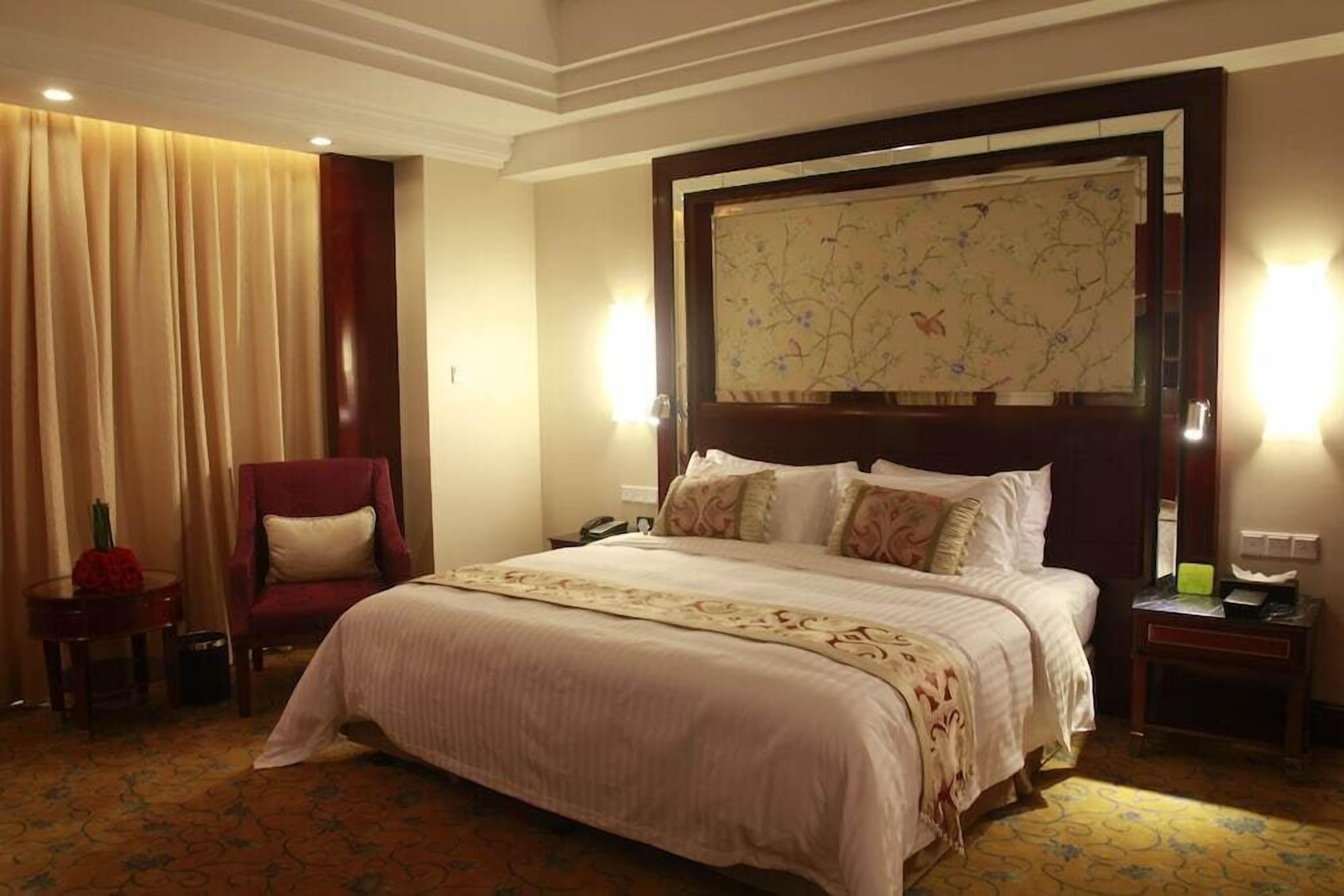 Minibar, in-room safe, iron/ironing board, Internet