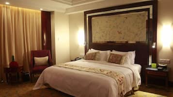 Minibar, in-room safe, iron/ironing board, Internet